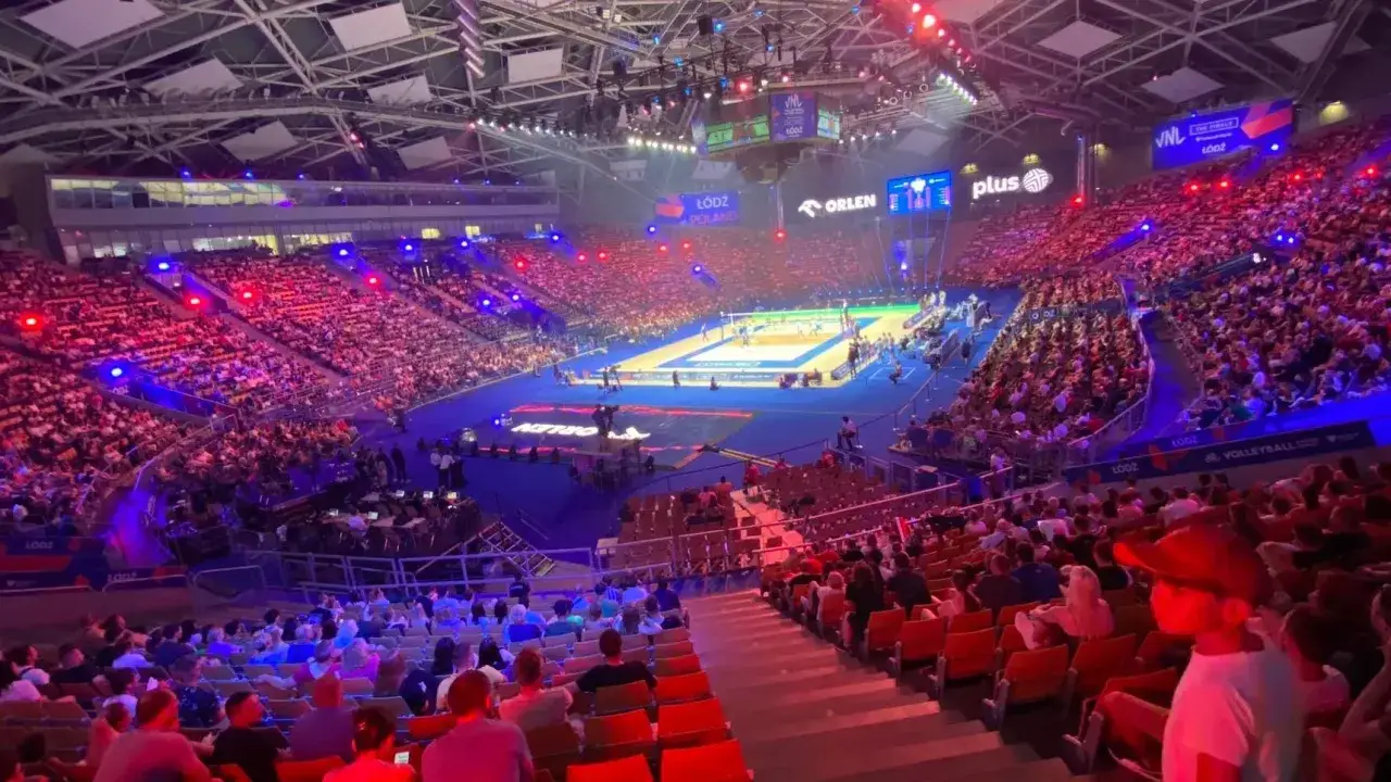 Widownia kibicuje podczas meczu siatkówki w ramach Ligi Narodów w Łodzi.