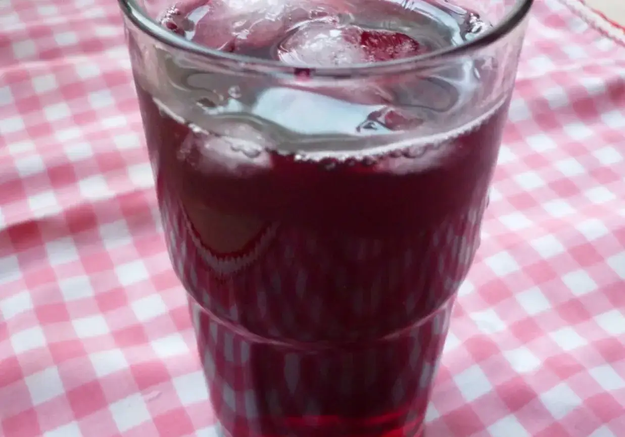Drink z wódką i sokiem z czarnej porzeczki
