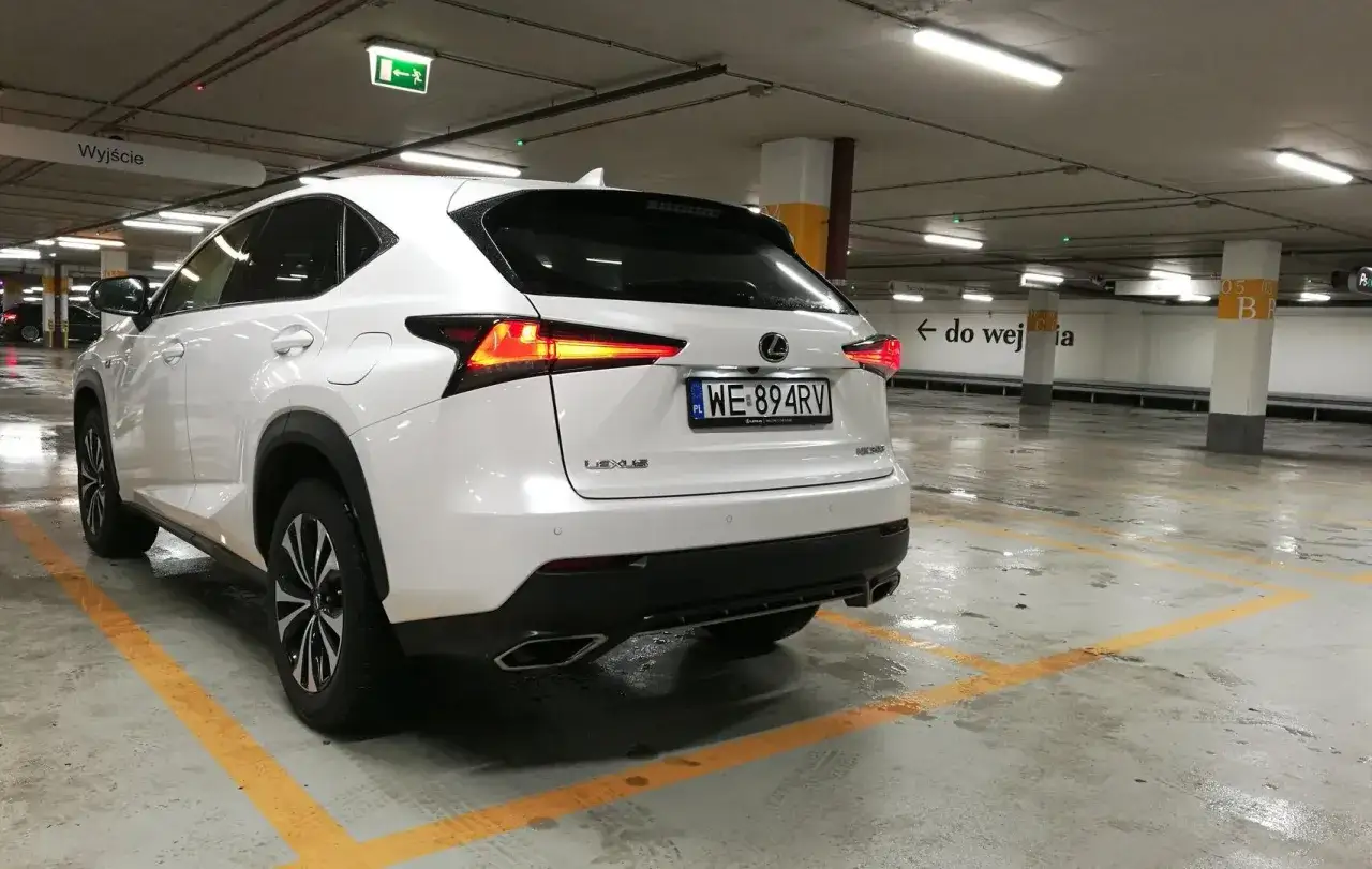 Lexus NX parkowanie garaż