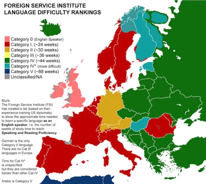 mapa Europy z zaznaczonymi podobieństwami językowymi do polskiego, uśmiechnięta osoba ucząca się języka