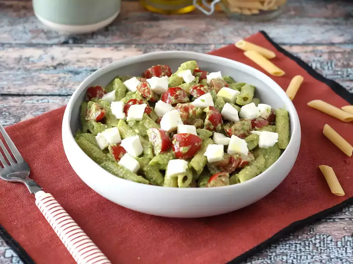 makaron na zimno z pesto i warzywami