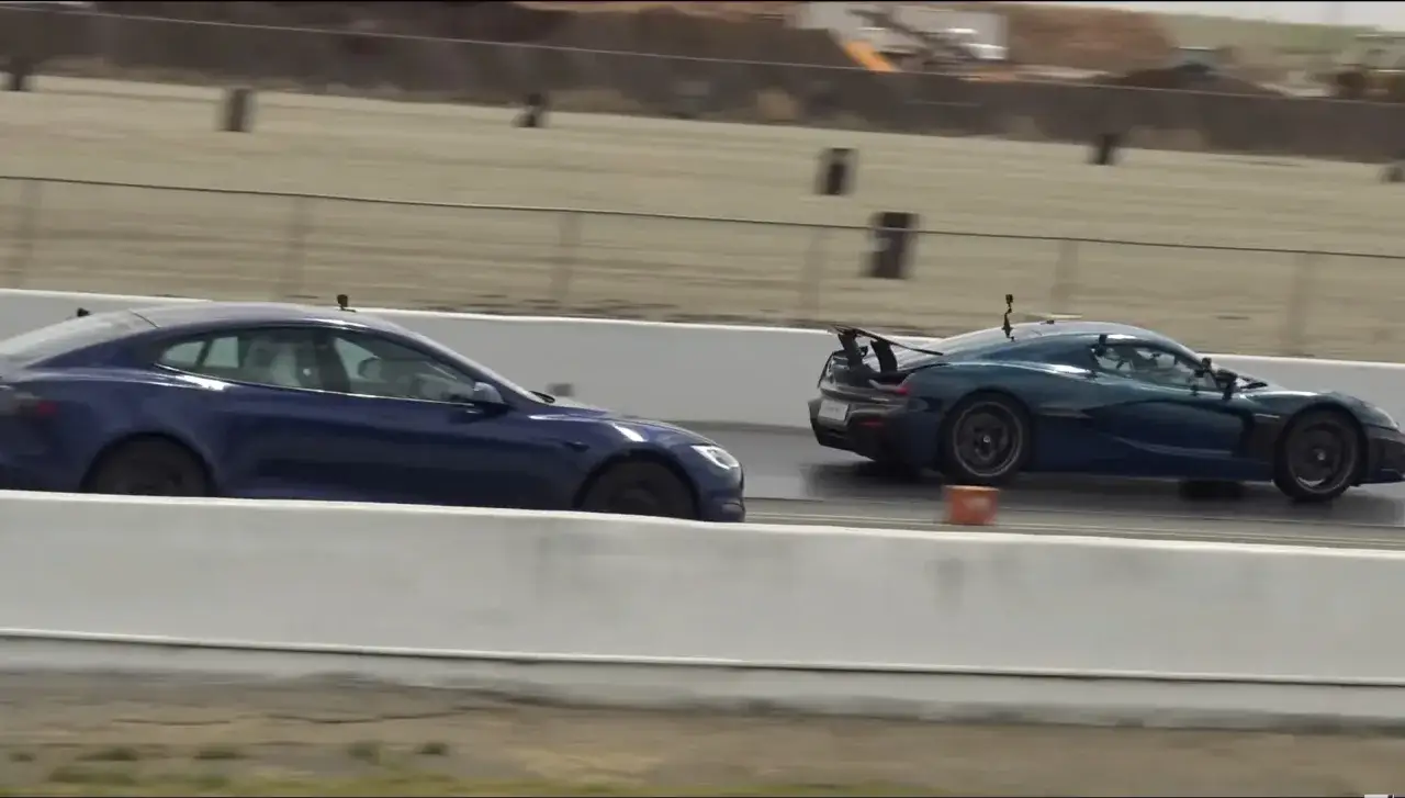 Tesla Model S Plaid vs supersamochód wyścig