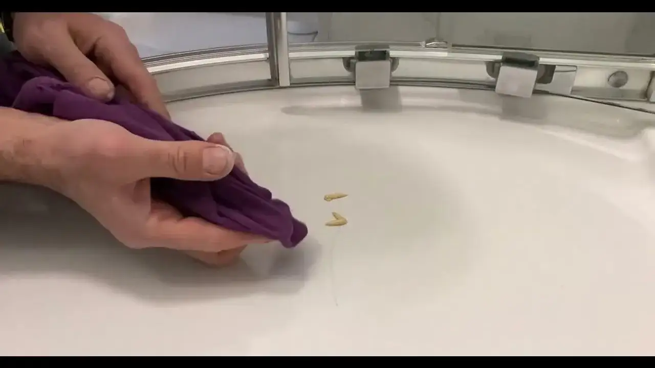 polerowanie naprawionego brodzika akrylowego