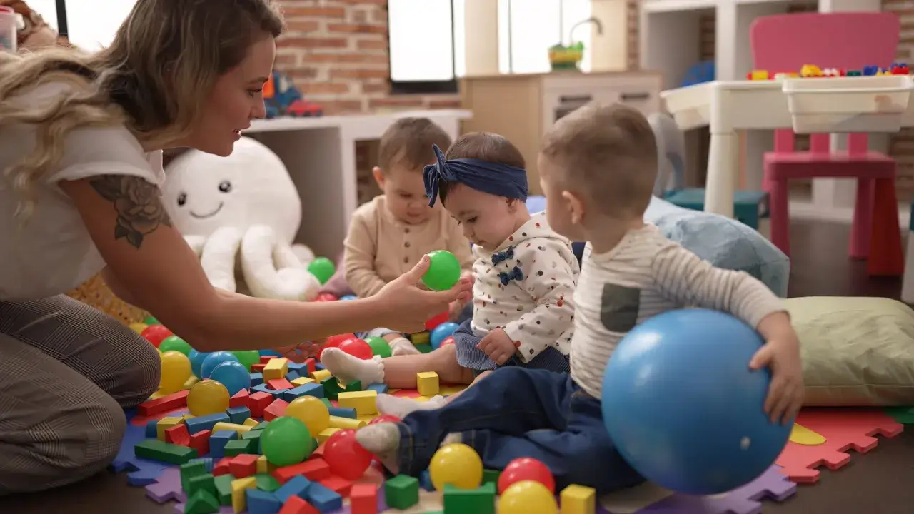 Pomoc w żłobku opieka nad dziećmi zabawa