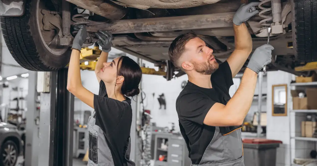 warsztat samochodowy wnętrze, mechanik przy pracy