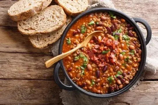 minestra di fagioli impiattata con crostini e olio