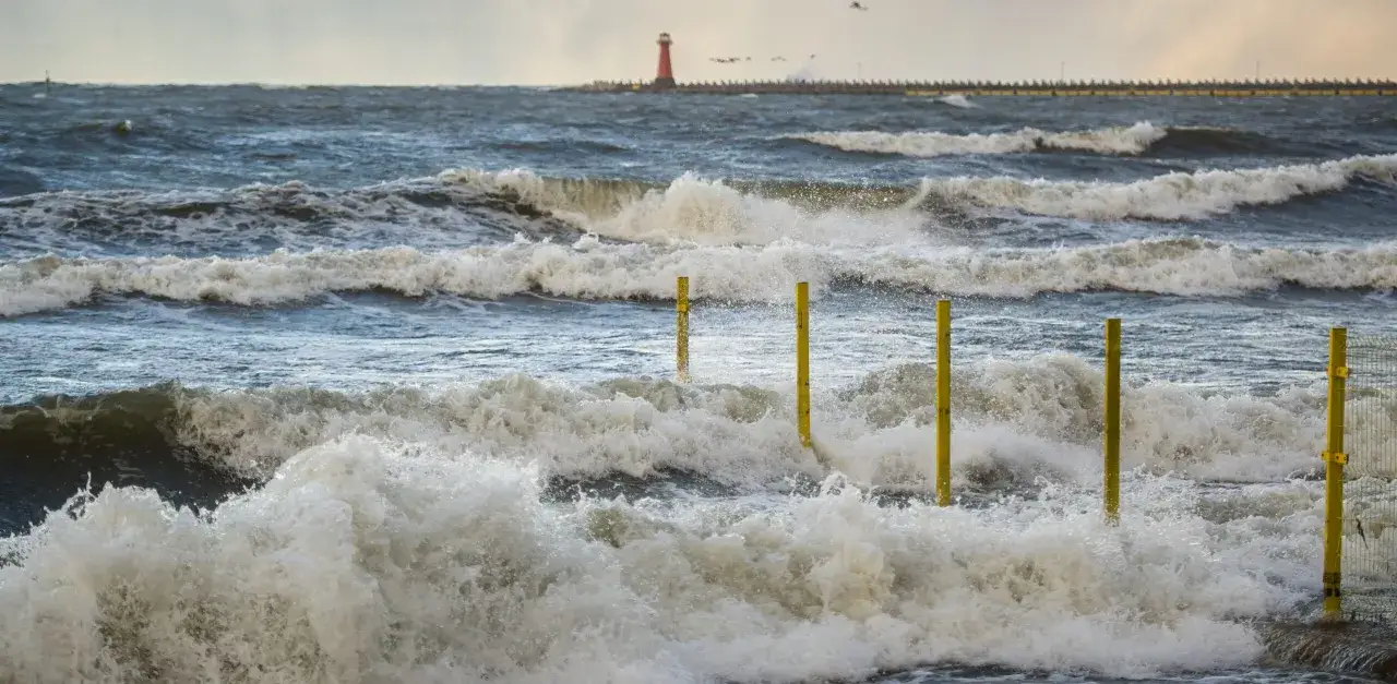 Ludzie obserwujący sztorm na klifie w Gdyni Orłowie