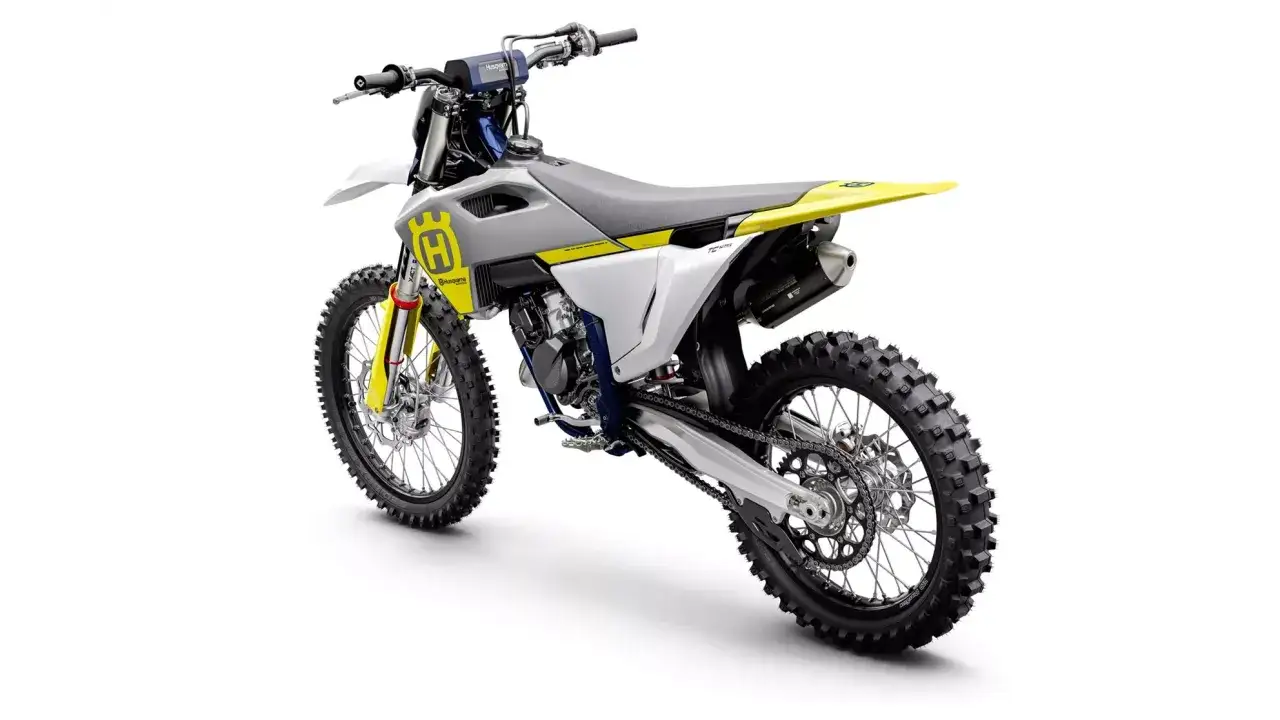Nowy motocykl Husqvarna TC 125 gotowy do podboju toru. Biało-szara maszyna z ż&oacute;łtymi akcentami.