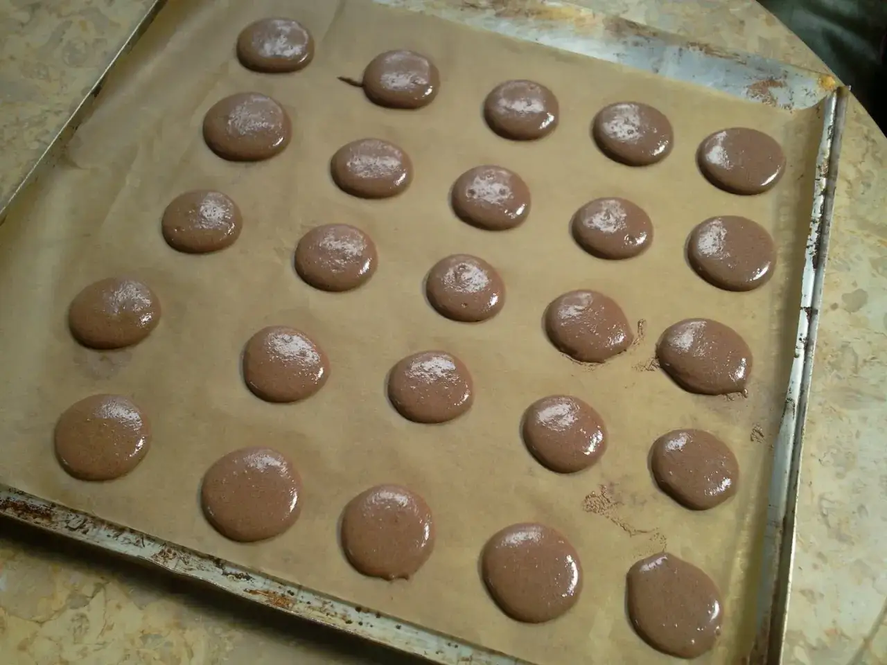 Piękne, kolorowe makaroniki na paterze