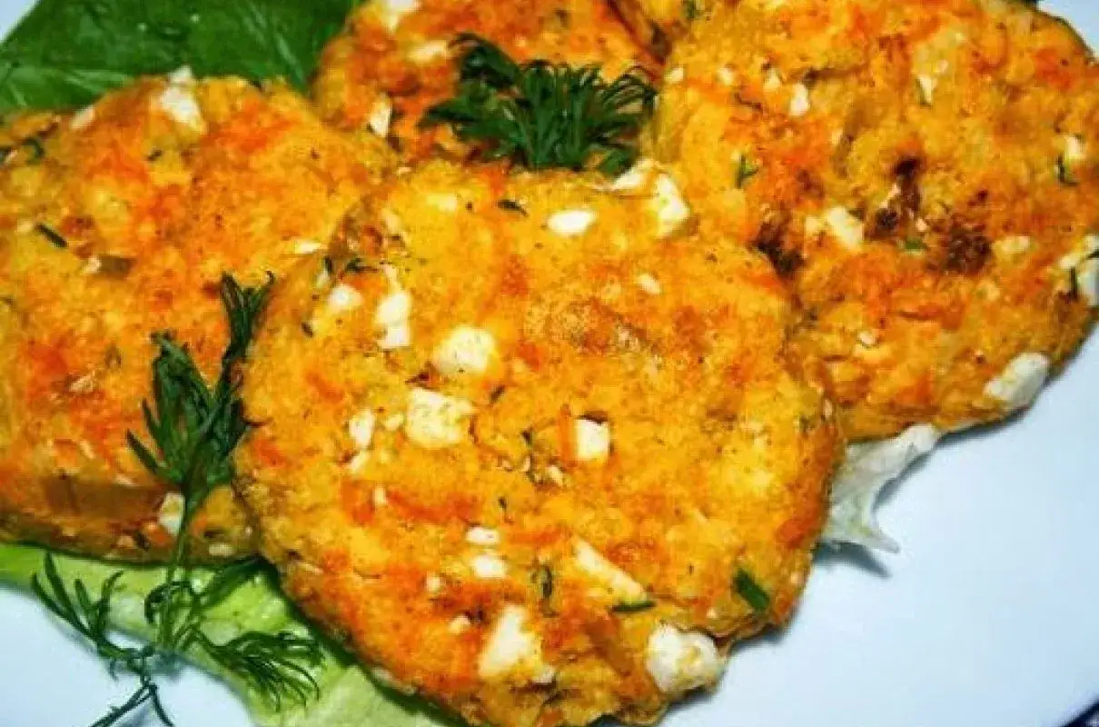 Placuszki z kaszy jaglanej z serem i marchewką. Świetny pomysł, co zrobić z ugotowanej kaszy jaglanej na obiad lub kolację.