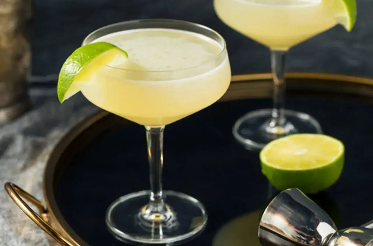 Orzeźwiający gimlet drink z limonką, podany w eleganckim kieliszku, gotowy do degustacji.