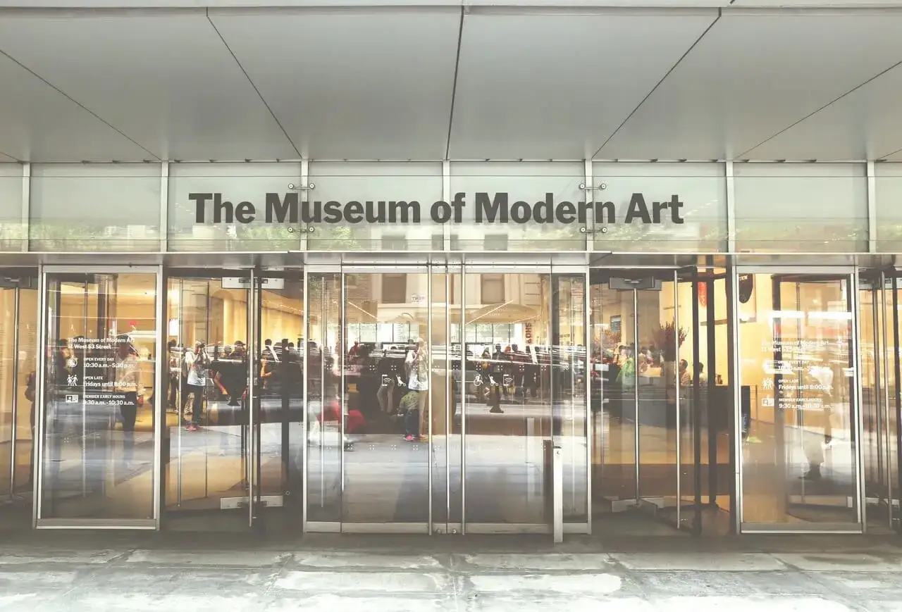 Wejście do MoMA. Ludzie wchodzą do Muzeum Sztuki Nowoczesnej.