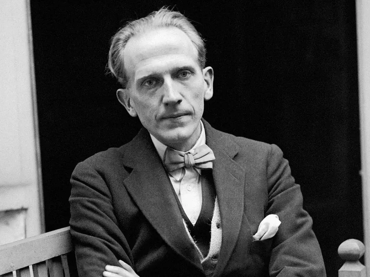Aleksander Milne pisarz, w eleganckim garniturze i muszce, zamyślony.