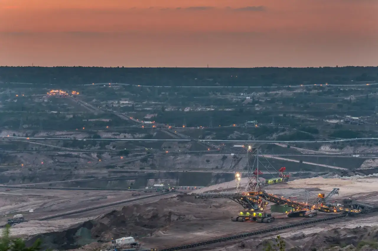 Ogromna koparka w kopalni odkrywkowej, która dostarcza węgiel do elektrowni. Zastanawiasz się, ile węgla spala elektrownia Bełchatów?