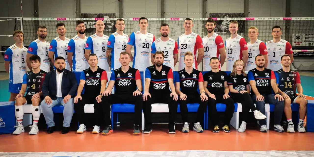 MKS Będzin skład: drużyna siatkarzy w strojach klubowych pozuje do zdjęcia.