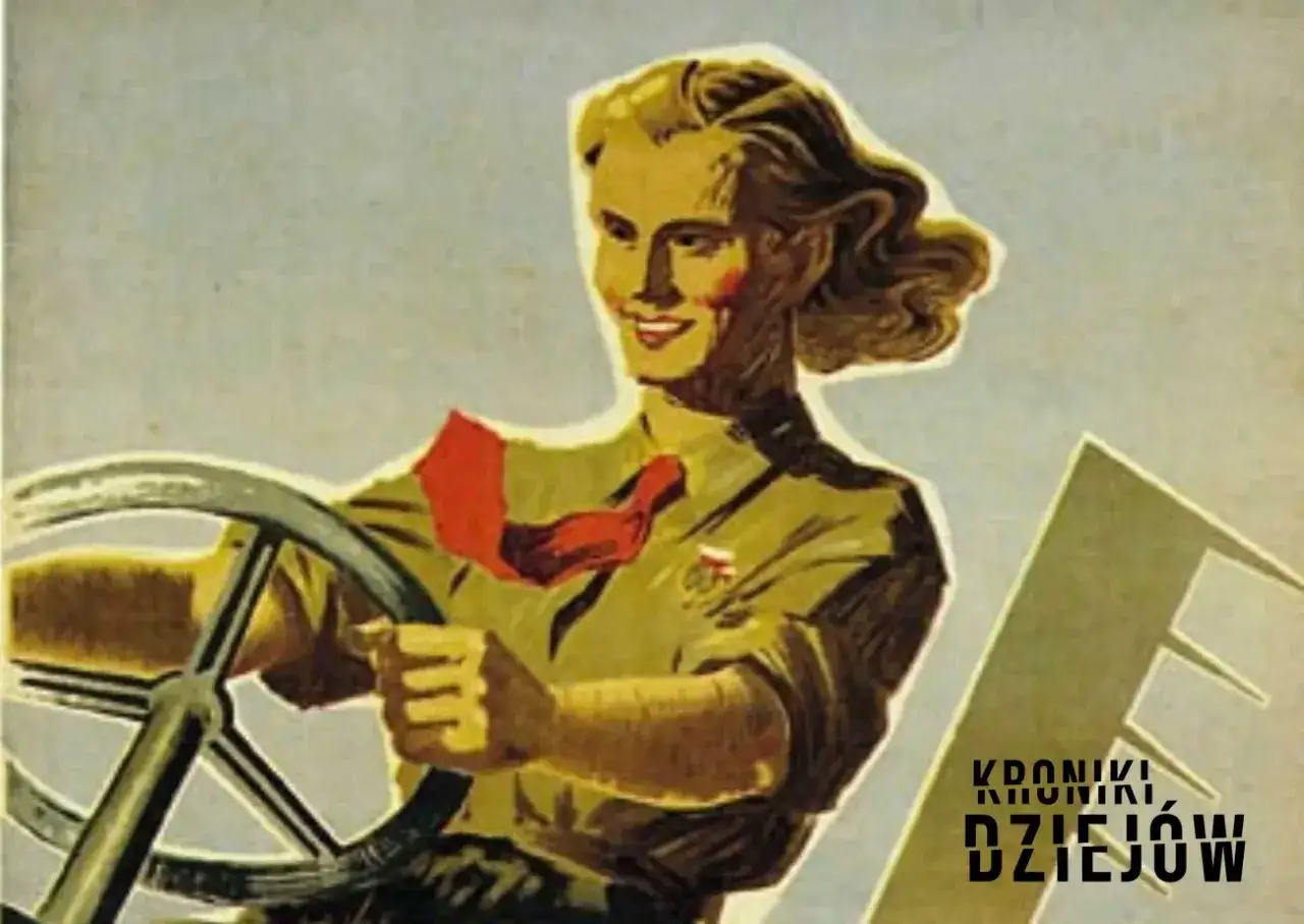 Uśmiechnięta kobieta w mundurze, z czerwoną chustą na szyi, prowadzi pojazd. To przykład socrealizmu, kt&oacute;ry gloryfikował pracę i postęp.