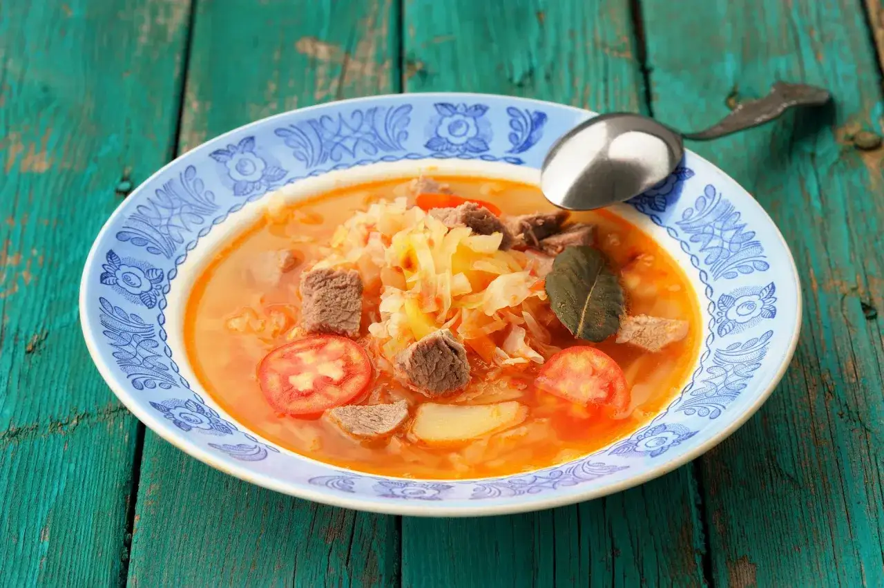 Przepis na kapuśniak z młodej kapusty z pomidorami