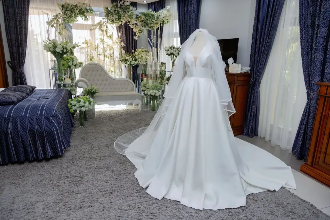 Panna młoda mierząca suknię ślubną w salonie