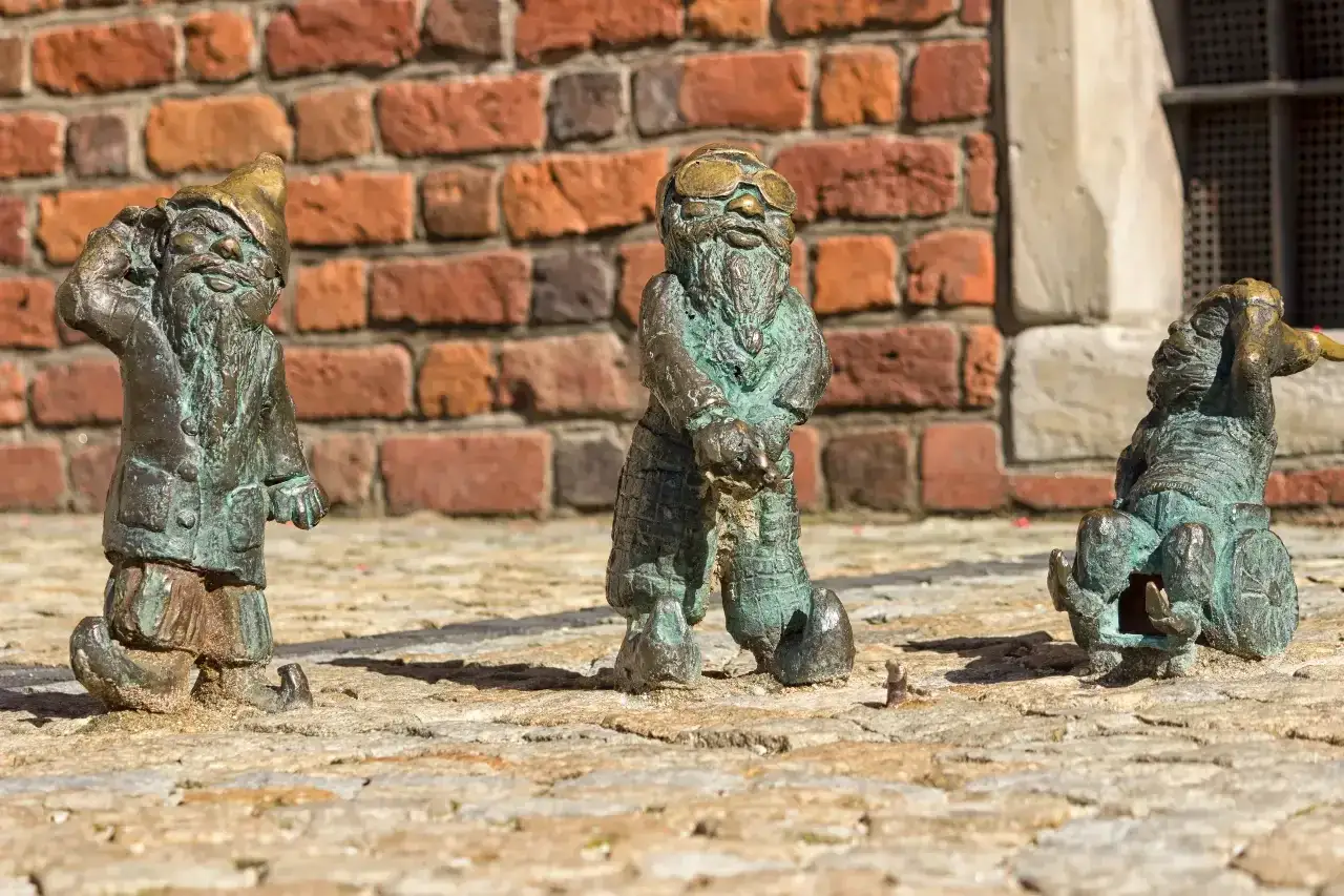 Trzy krasnale, symbol Wrocławia, pozdrawiają przechodni&oacute;w.