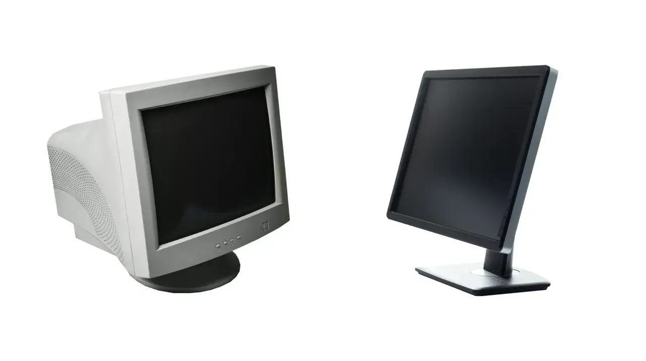 Stary monitor CRT obok nowoczesnego ekranu LED. Por&oacute;wnanie technologii w-led vs led.