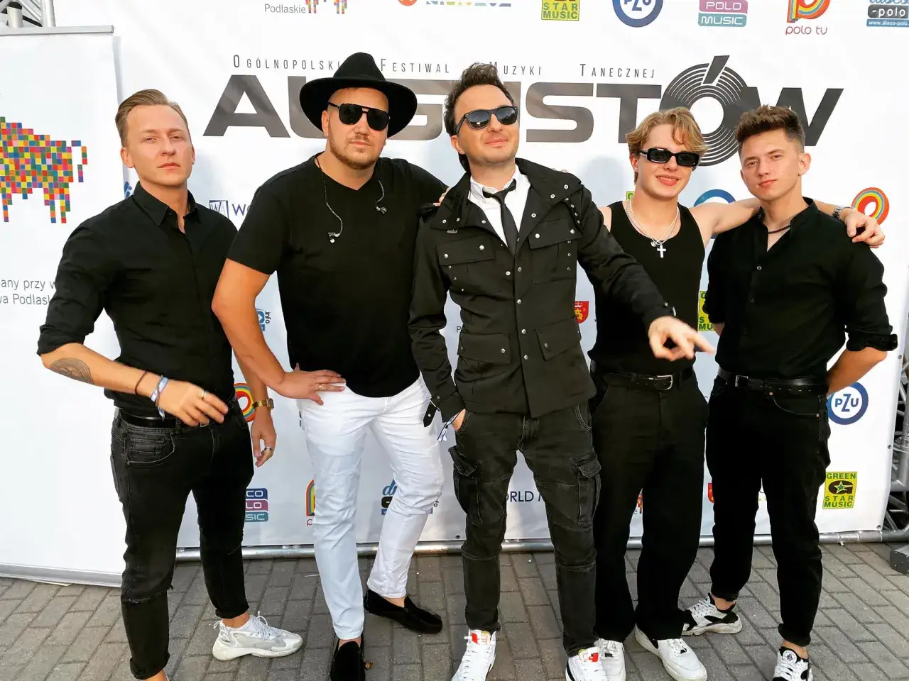 Patryk Pegza i jego zespół w czarnych strojach na festiwalu. Wiek artystów nie jest widoczny, ale energia na pewno jest!