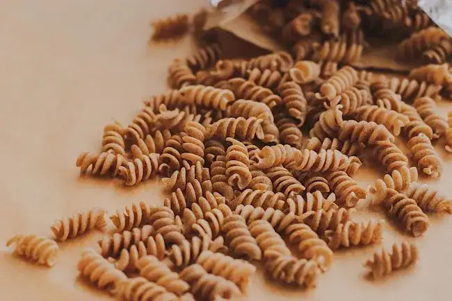 makaron pełnoziarnisty suchy i ugotowany porównanie