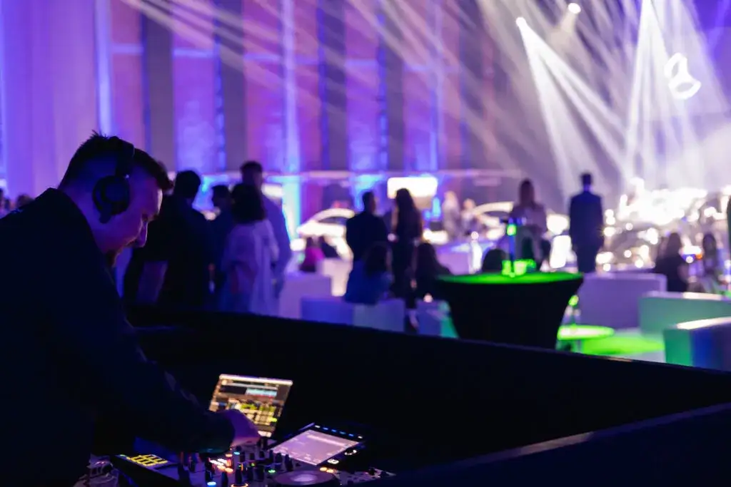 DJ grający na dużym evencie firmowym
