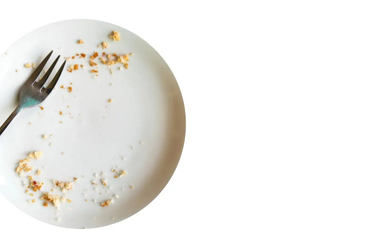 Brudny talerz z okruszkami i widelcem. Czy to początek uzależnienia od jedzenia, czy tylko pyszny deser?