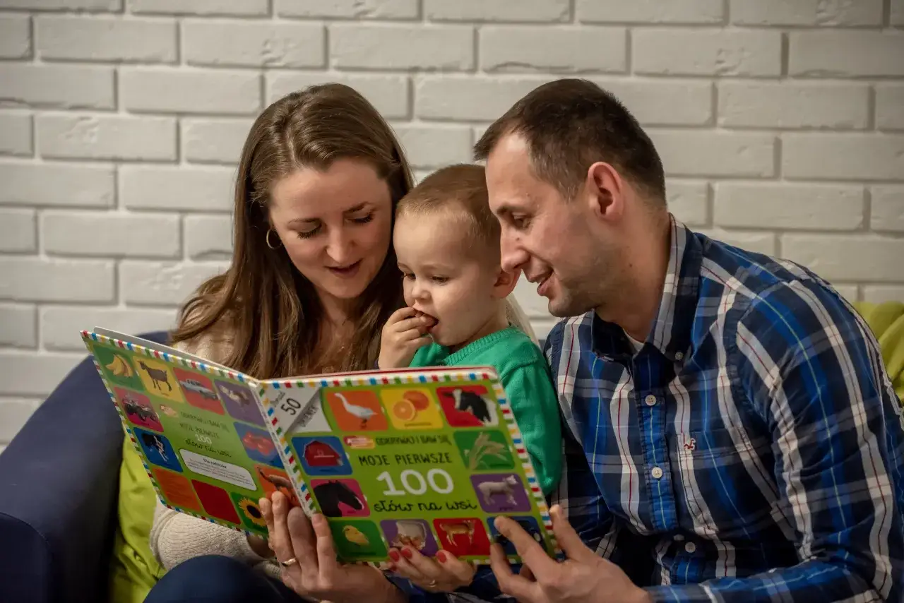 Rodzina ucząca się w domu, rodzice i dzieci razem