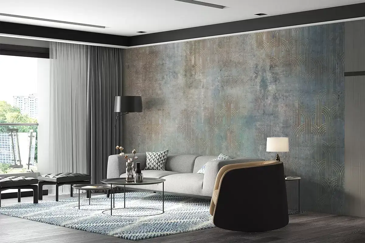 Nowoczesny salon z szarą kanapą i fotelami. W tle efektowna tapeta czarno srebrna z geometrycznym wzorem, imitująca beton.