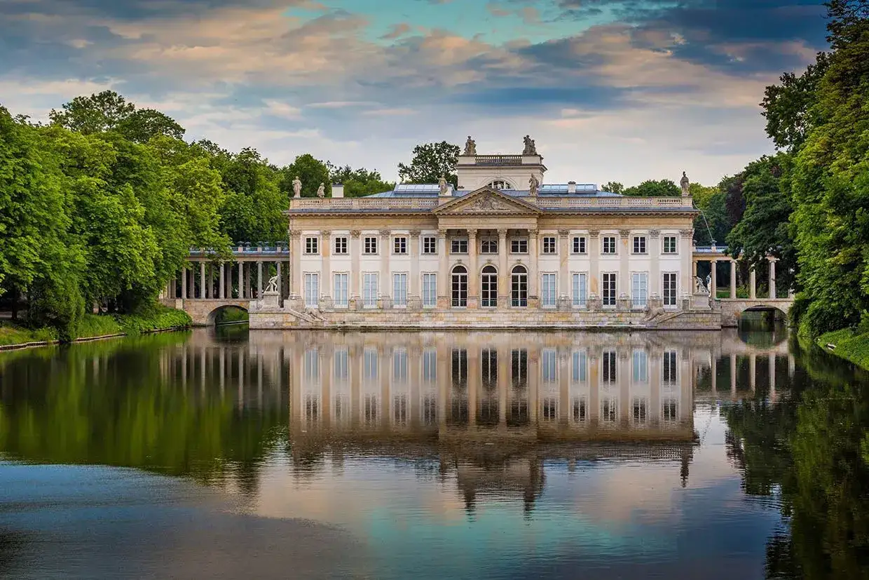 Pałac na Wyspie w Łazienkach Królewskich, symbol warszawskiego baroku, przypomina o czasach, kiedy powstały Łazienki Królewskie.