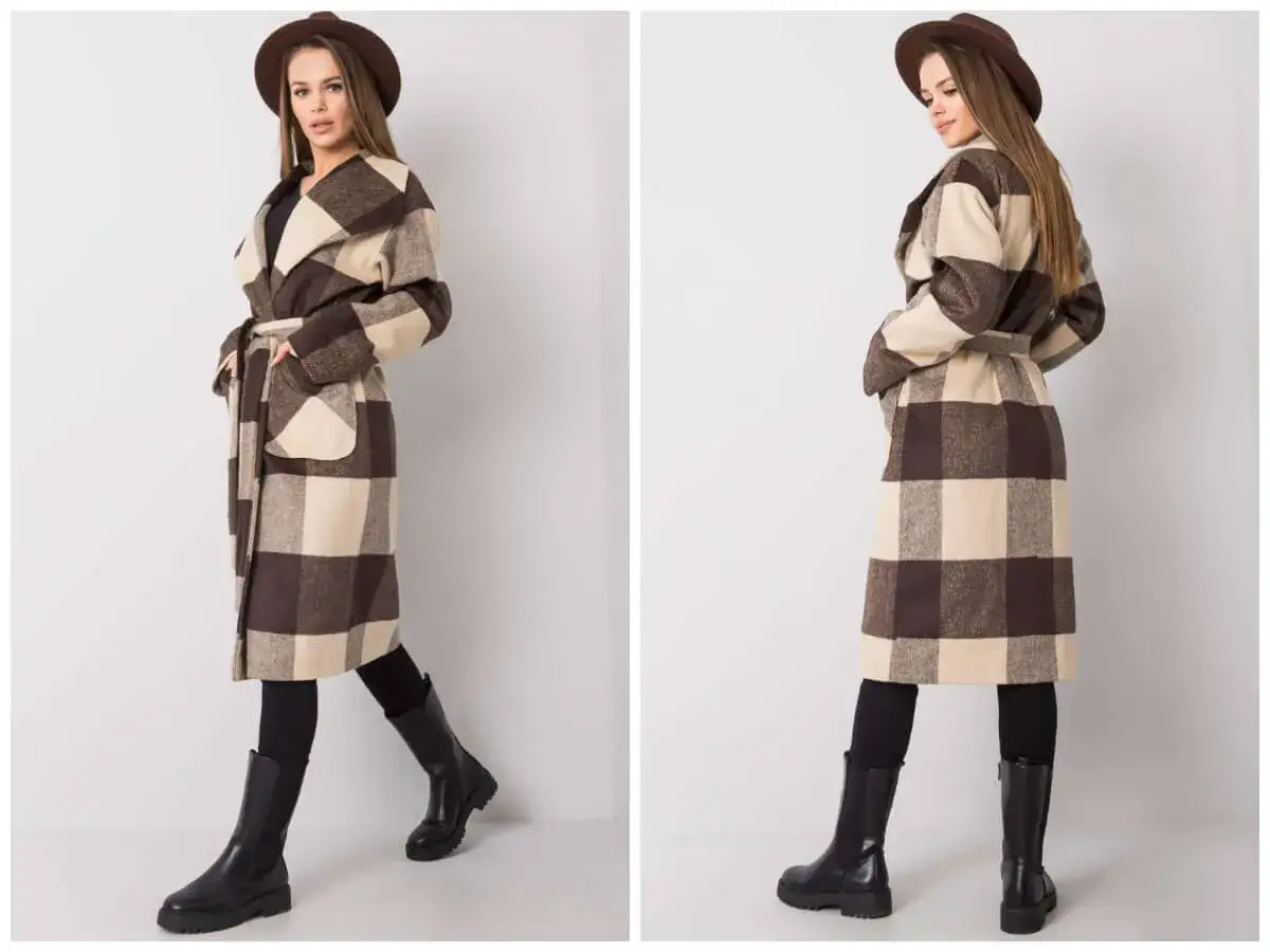 Eleganckie płaszcze damskie w kratkę, idealne na jesienne stylizacje. Modelka prezentuje je w brązowo-beżowej kolorystyce.