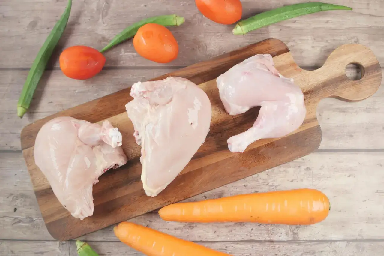 R&oacute;żne części kurczaka do pieczenia: udka, piersi, skrzydełka