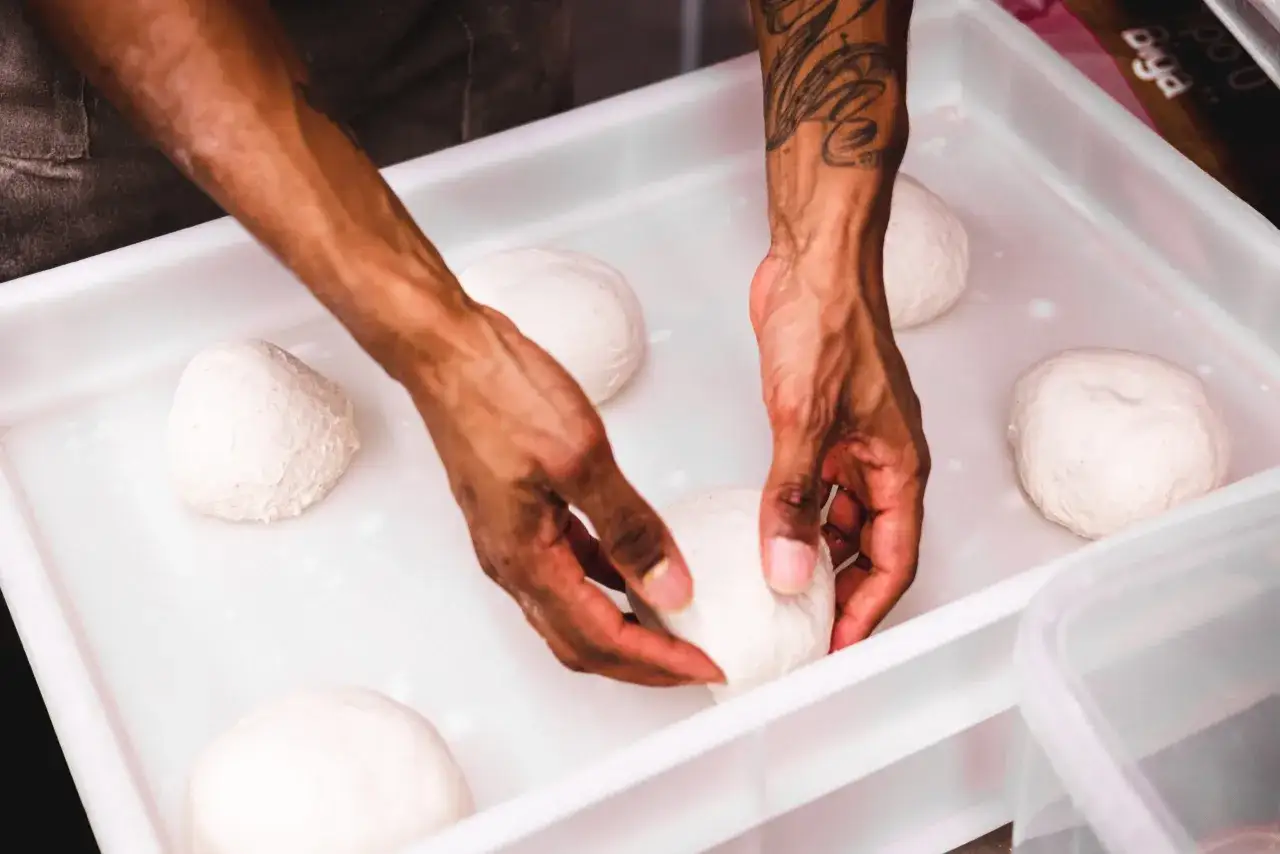 Pâte à pizza en fermentation lente au réfrigérateur