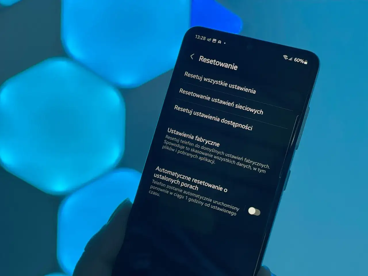 Ekran telefonu Samsung z opcjami resetowania: resetuj wszystkie ustawienia, sieciowe, dostępności, fabryczne i automatyczne.