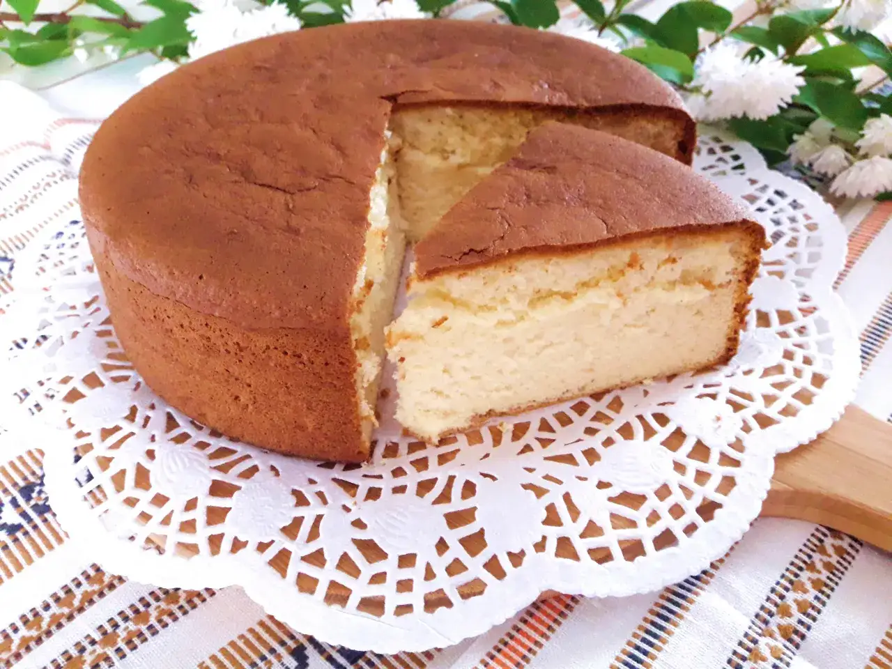 Puszyste japońskie ciasto gąbka, idealne na deser. Zastanawiasz się, ile kcal ma japońskie ciasto gąbka?