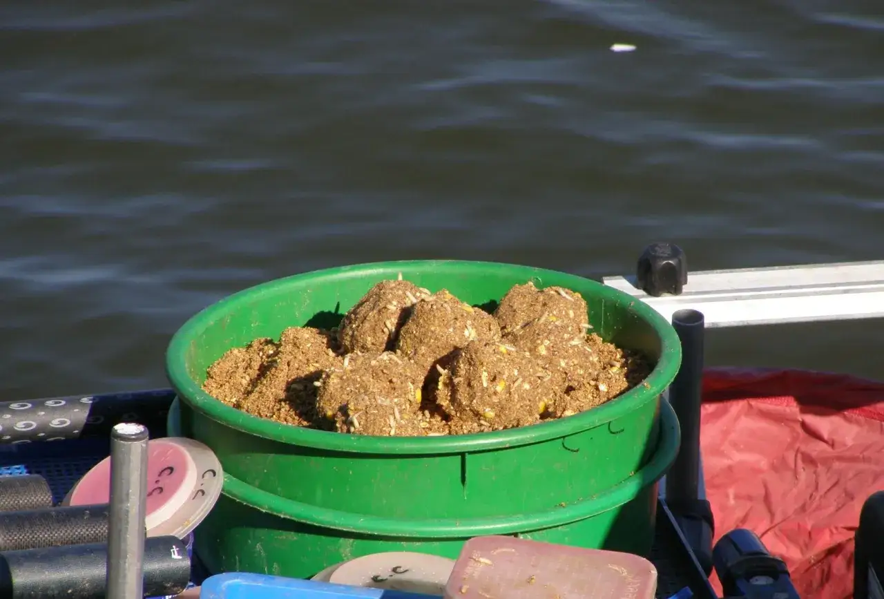 Elementy zanęty wędkarskiej, baza zanętowa atraktory