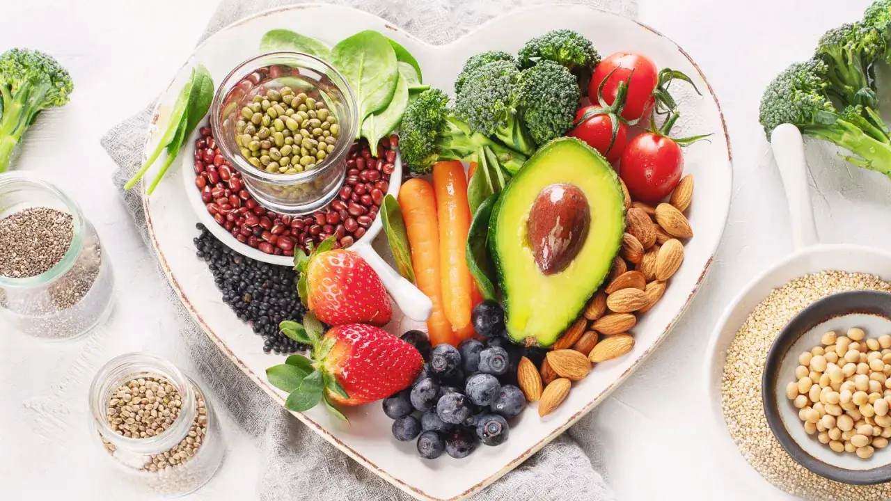 Serce pełne zdrowia: fasola, jagody, awokado, orzechy i warzywa. Czy dieta wegetariańska jest zdrowa? Tak, gdy jest zbilansowana!