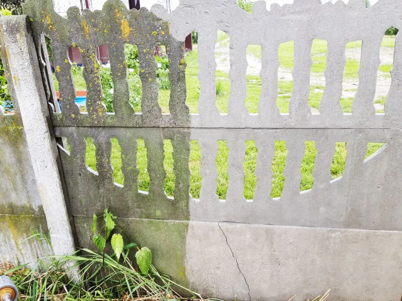 Ręczne czyszczenie płotu betonowego