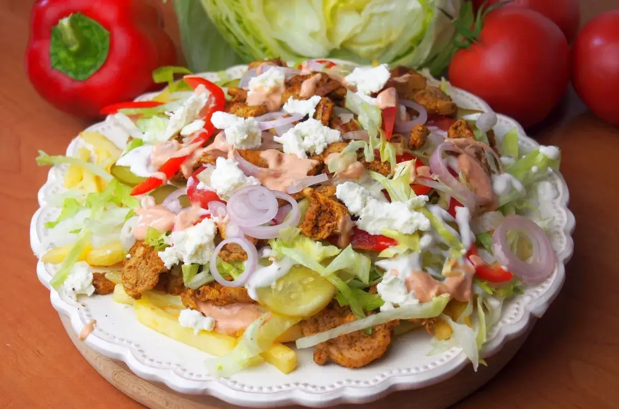 Frytki na talerzu z warzywami