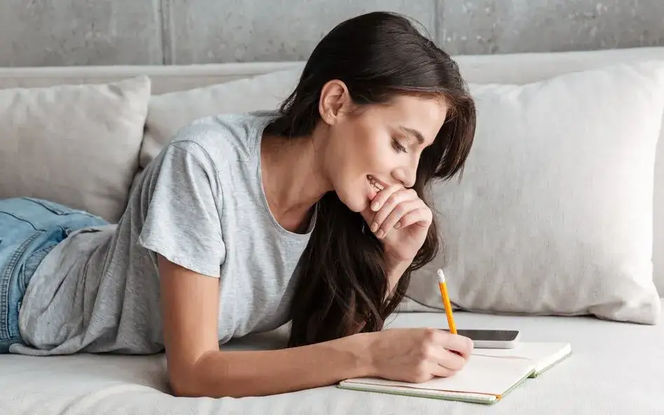 osoba pisząca w dzienniku, refleksja nad celami