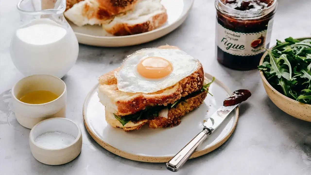 Tost z jajkiem sadzonym, rukolą i dżemem figowym. Idealny pomysł na śniadanie, z czym tosty smakują wyśmienicie.