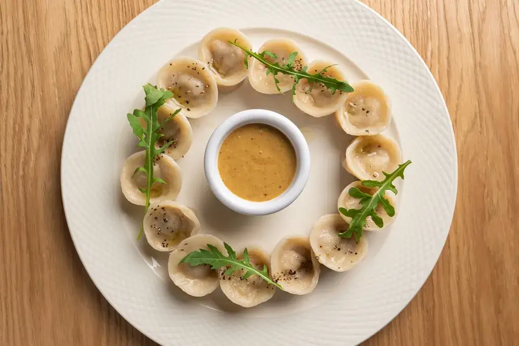 Talerz pierog&oacute;w w polskiej restauracji