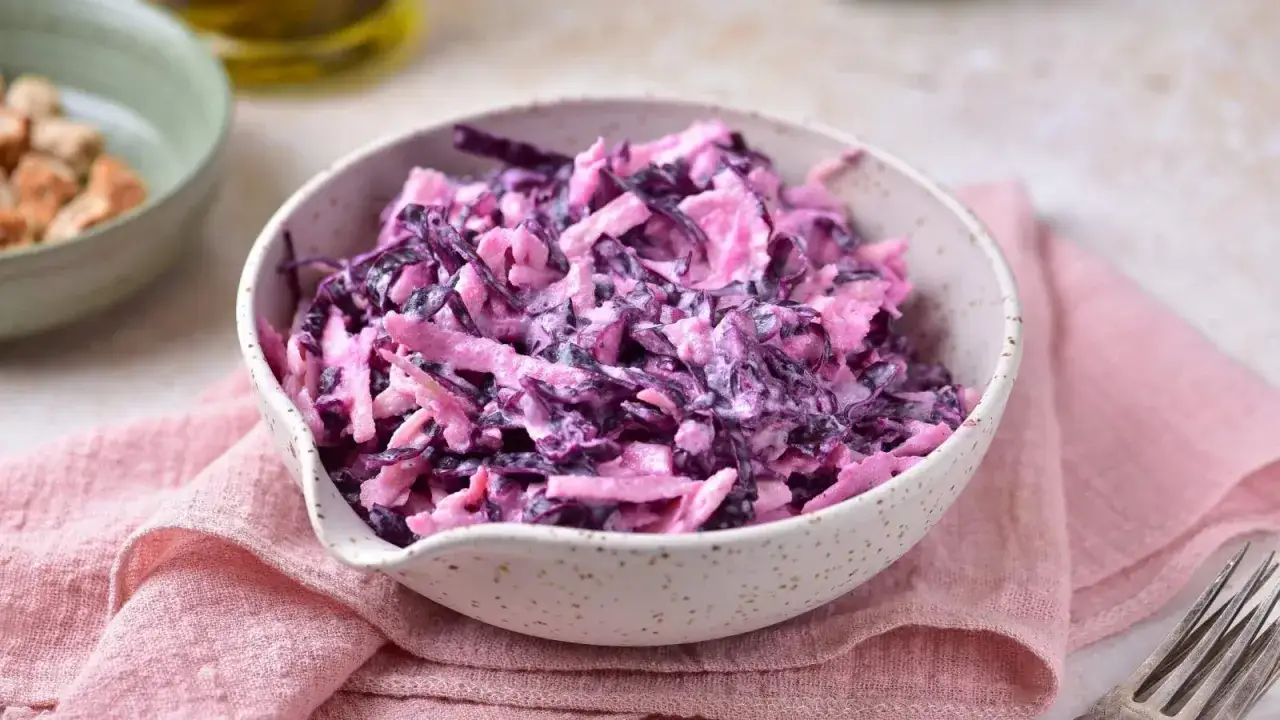 sur&oacute;wka z czerwonej kapusty z majonezem i winegret
