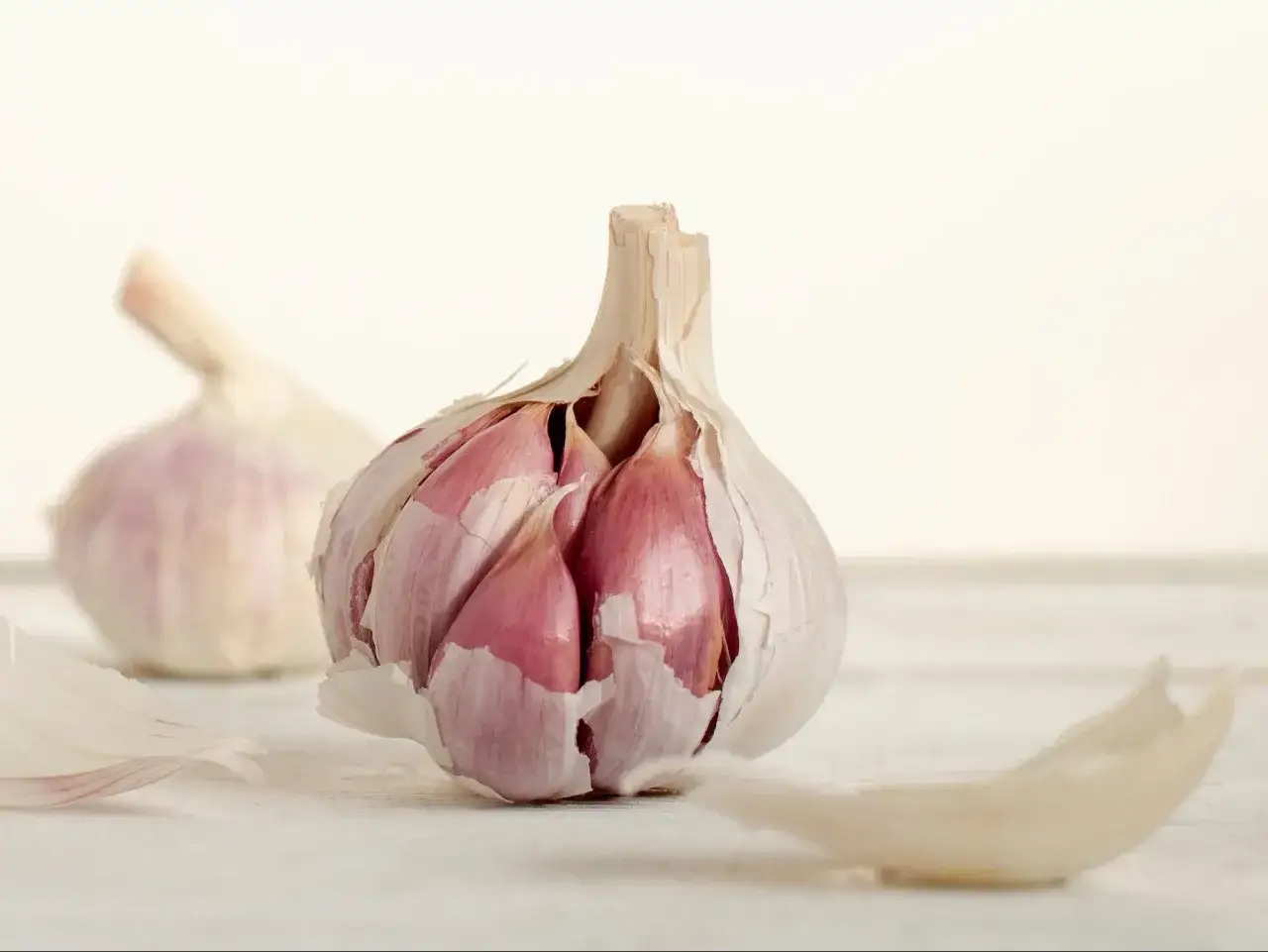 Czosnek na ziemi&oacute;rki. Naturalny spos&oacute;b na ochronę roślin.