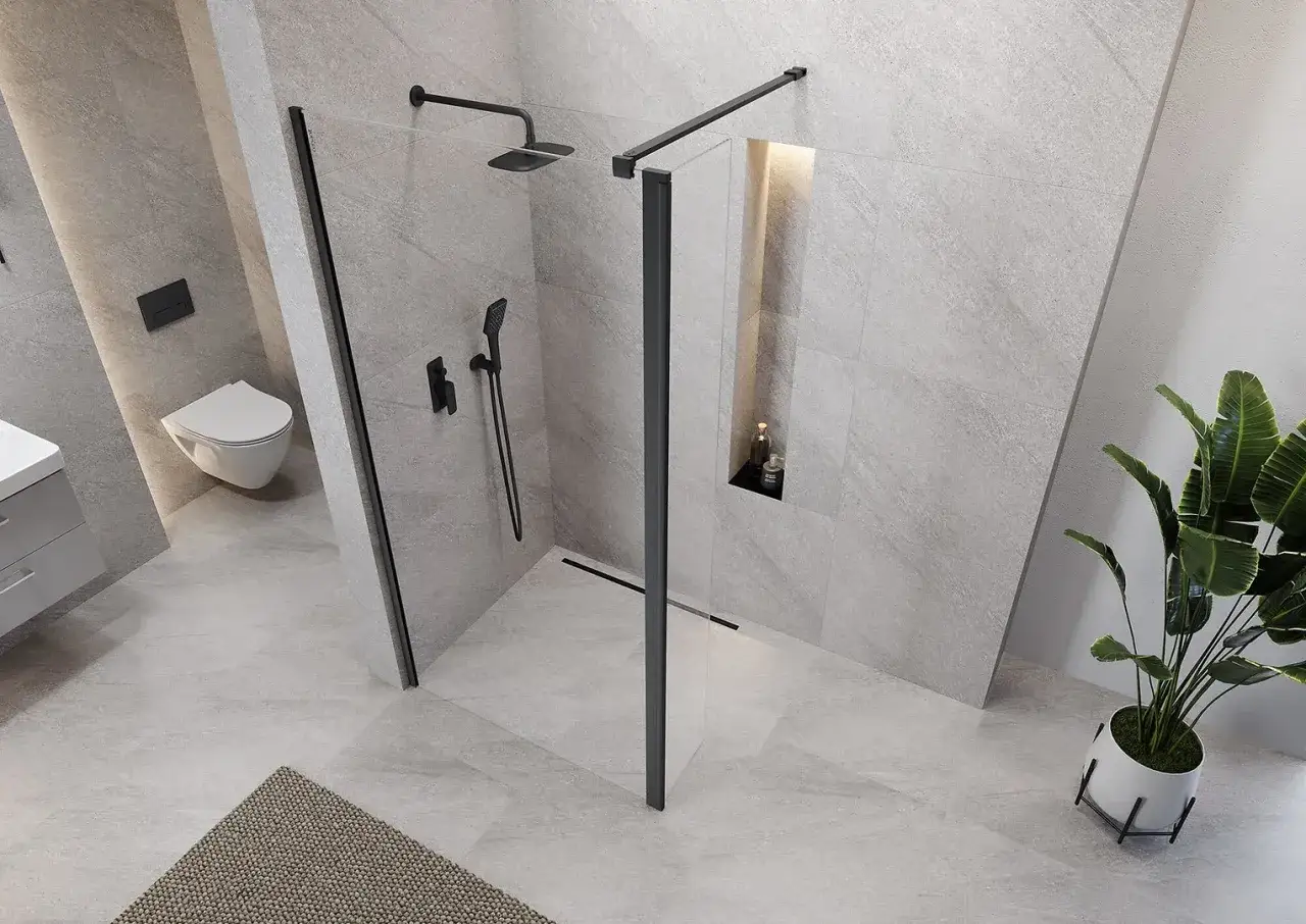 Nowoczesna, mała łazienka z prysznicem walk-in i odpływem liniowym. W tle wisząca toaleta i umywalka.