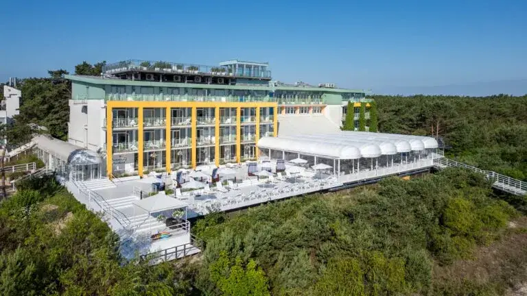 Hotel Bryza Jurata przeszklony basen widok na morze