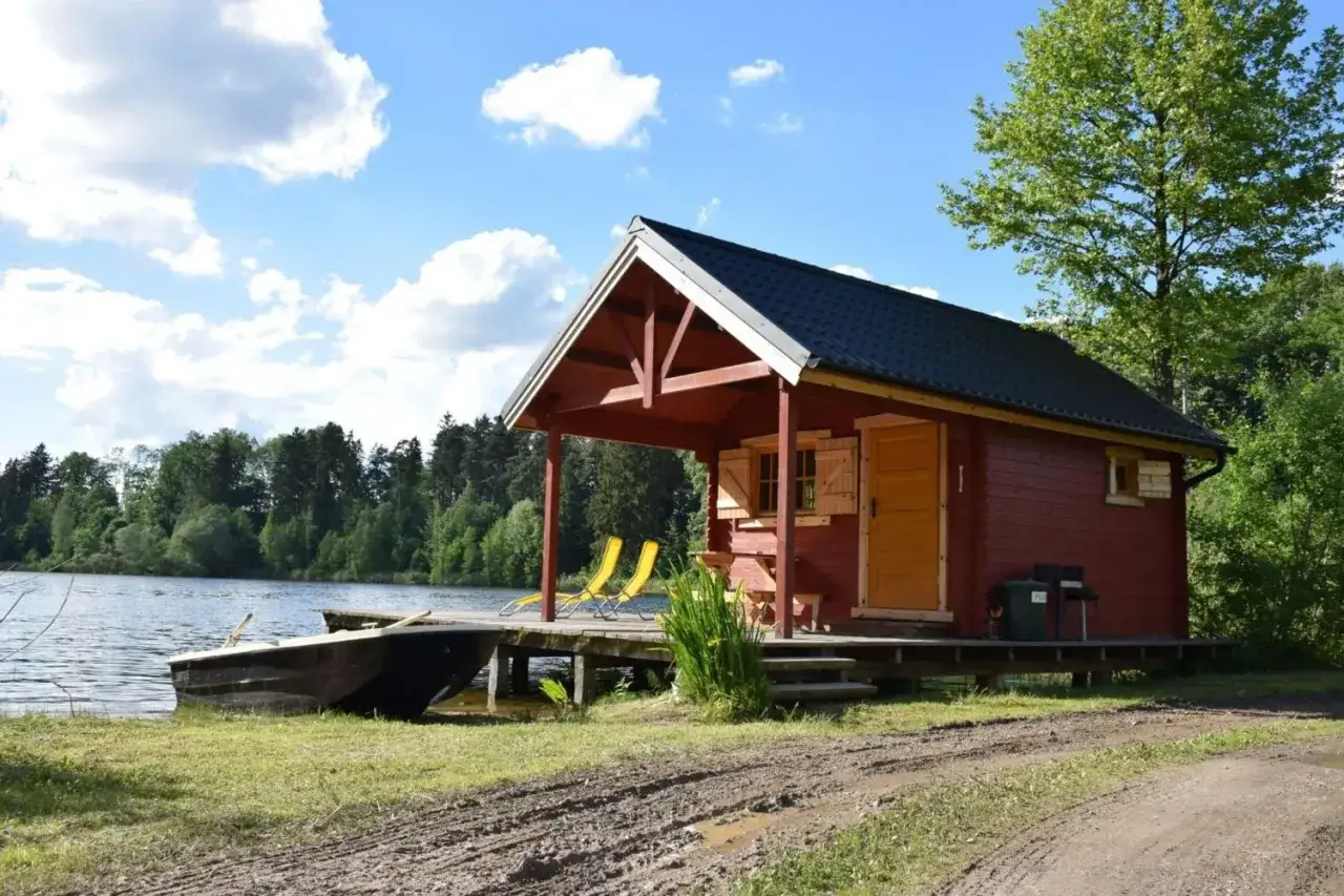 Domki wędkarskie nad jeziorem w Polsce