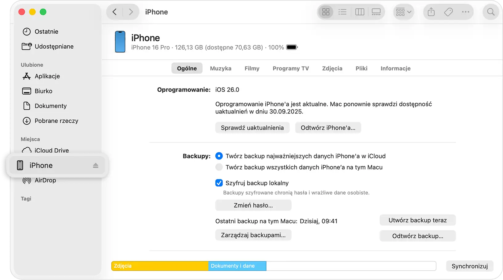 iPhone podłączony do komputera z Finderem