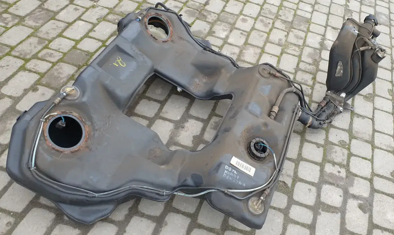 Zbiornik paliwa do Passata B5 kombi. Pozwala na przechowywanie paliwa, określając jego pojemność.